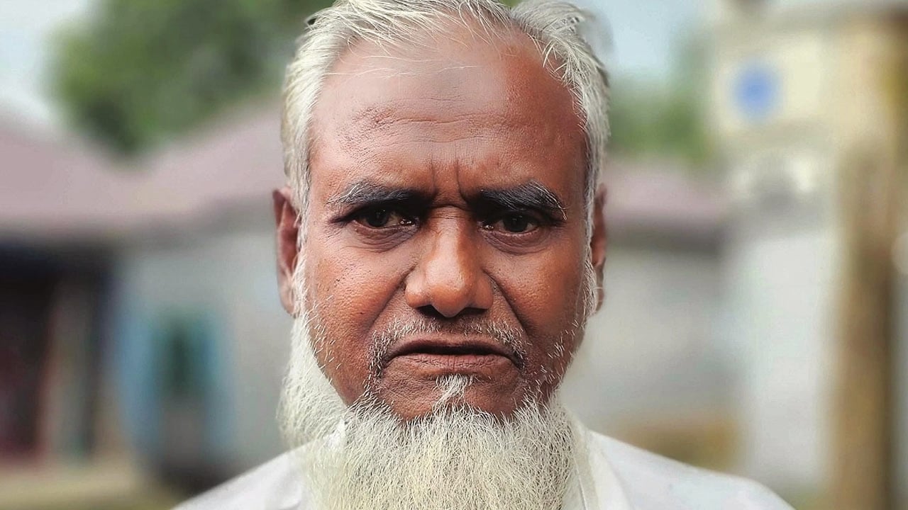 বিনা পারিশ্রমিকে ৪৮ বছর ধরে কবর খুঁড়ছেন আবুল হোসেন
