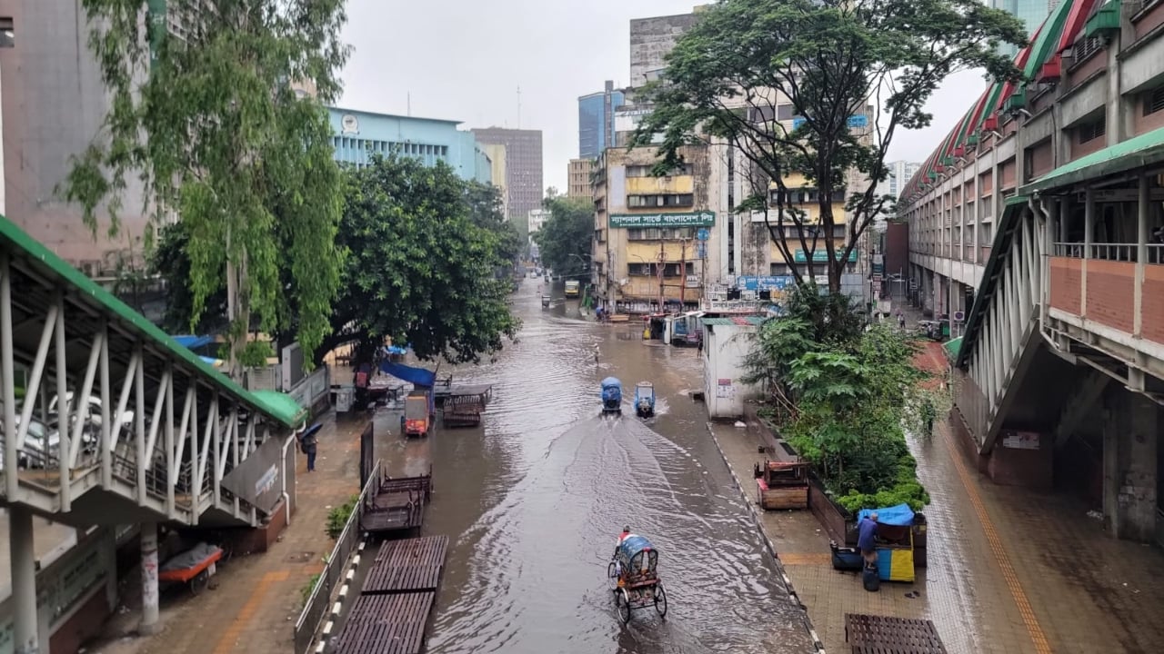ভারী বৃষ্টিতে রাজধানীতে জলাবদ্ধতা 