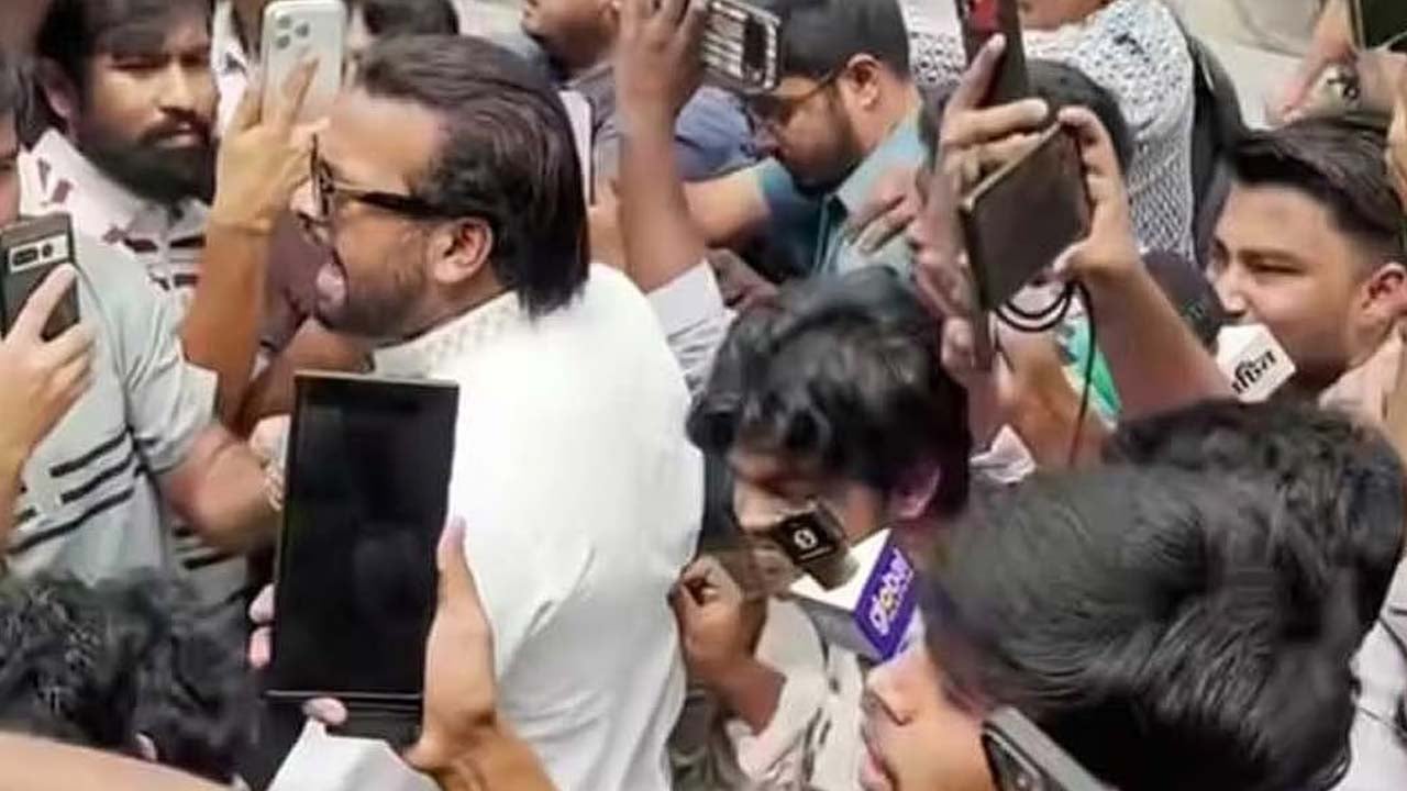 ‘রাষ্ট্র সংলাপ ফোরাম’-এর সদস্যসচিব আ ন ম আয়াসের নেতৃত্বে স্লোগান দেন তরুণরা