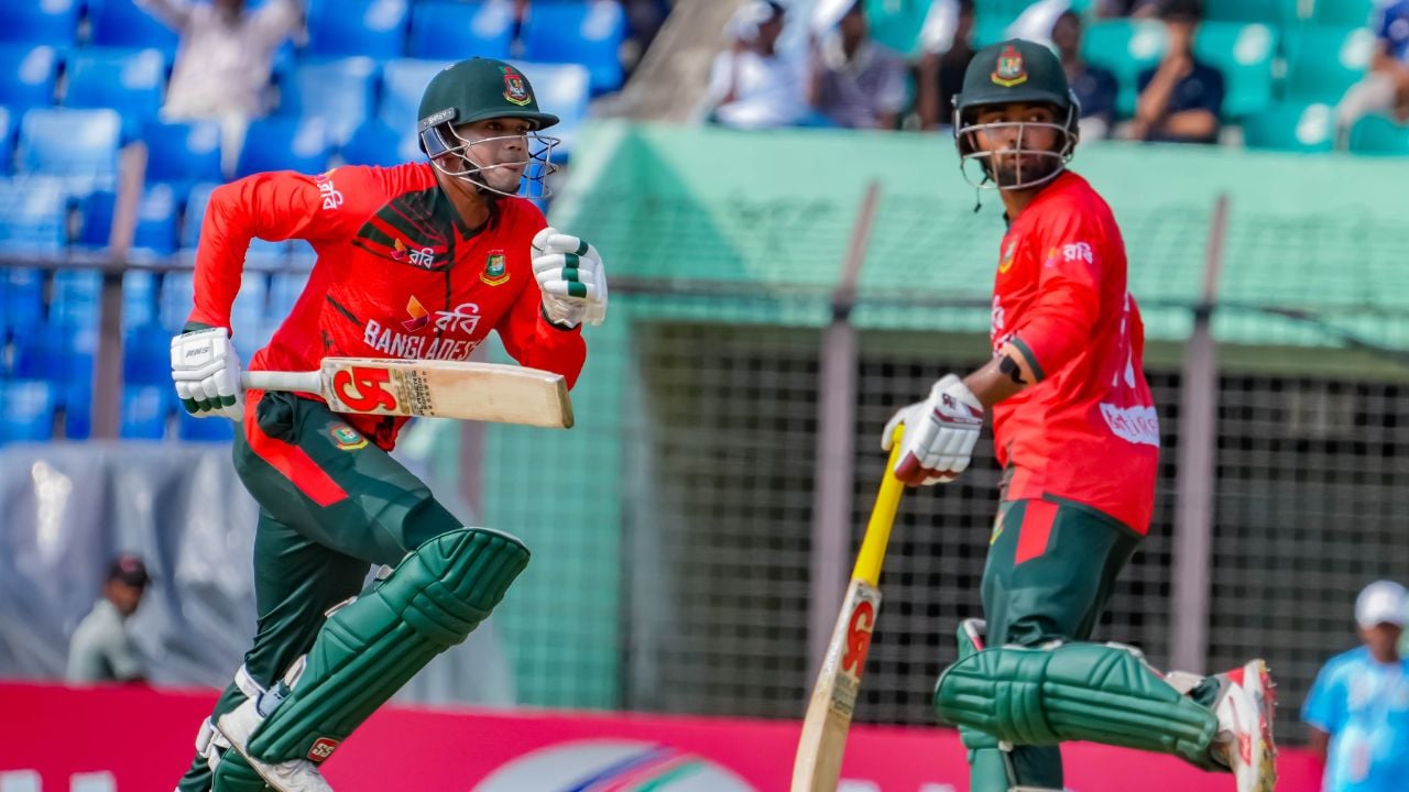 ব্যাটিং ব্যর্থতায় ধবল ধোলাই এড়াতে পারলো না বাংলাদেশ
