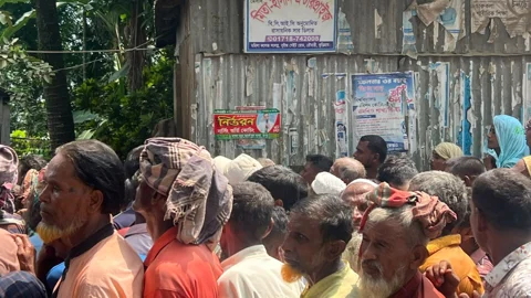 রাতভর সারের অপেক্ষা, সকালে গুদামের শাটার ভেঙে বস্তা লুটের অভিযোগ 