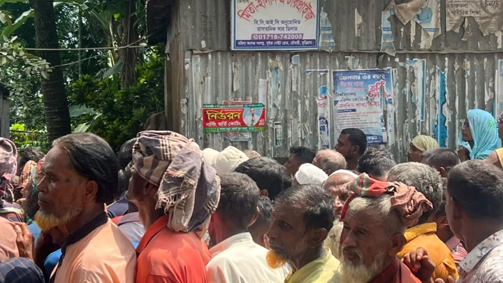 রাতভর সারের অপেক্ষা, সকালে গুদামের শাটার ভেঙে বস্তা লুটের অভিযোগ 