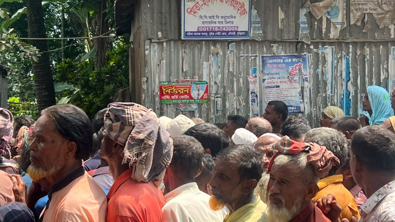 রাতভর সারের অপেক্ষা, সকালে গুদামের শাটার ভেঙে বস্তা লুটের অভিযোগ 