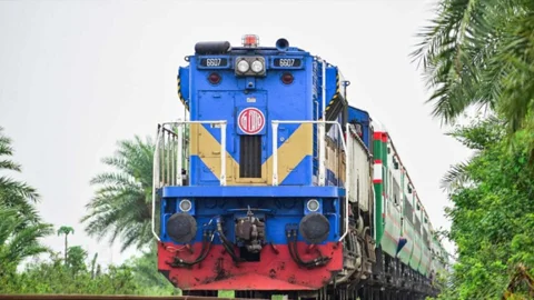 দুর্গাপূজায় তিন জোড়া বিশেষ ট্রেন, পাঁচ ট্রেনের ডে-অফ প্রত্যাহার
