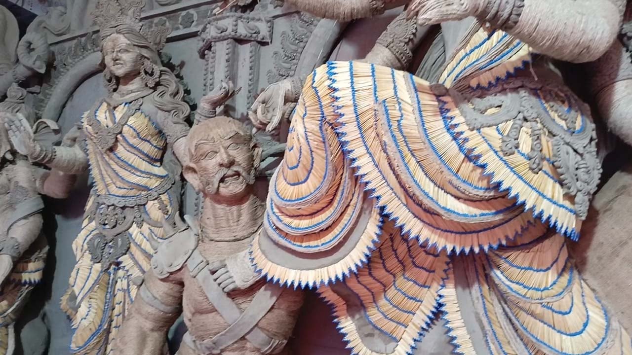 সাতক্ষীরার ব্রহ্মরাজপুরে দিয়াশলাই কাঠির তৈরি প্রতিমা। ছবি: সিজেডএন টোয়েন্টিফোর