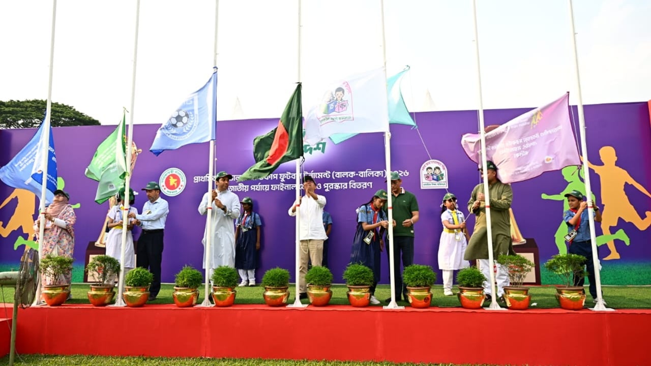 প্রধানমন্ত্রীকে কাছ থেকে দেখতে শিশুদের ভোঁ দৌড়