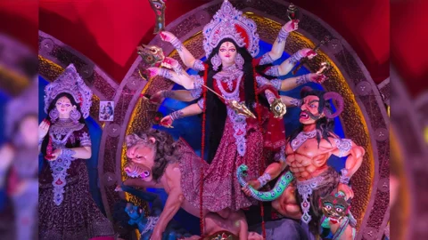 আজ বিজয়া দশমী, প্রতিমা বিসর্জনের মধ্য দিয়ে শেষ হচ্ছে দুর্গাপূজা