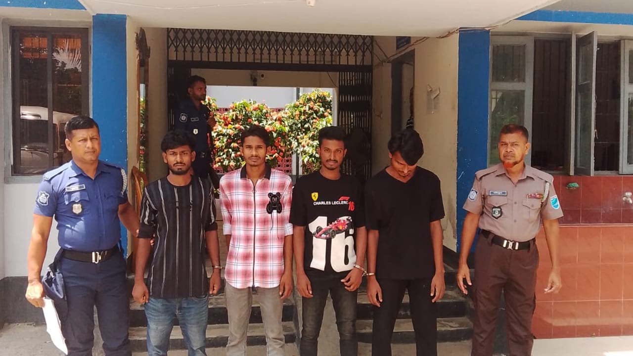 পদ্মাপাড়ে ঘুরতে আসা পর্যটকের ওপর হামলা: আটক ৪ যুবক