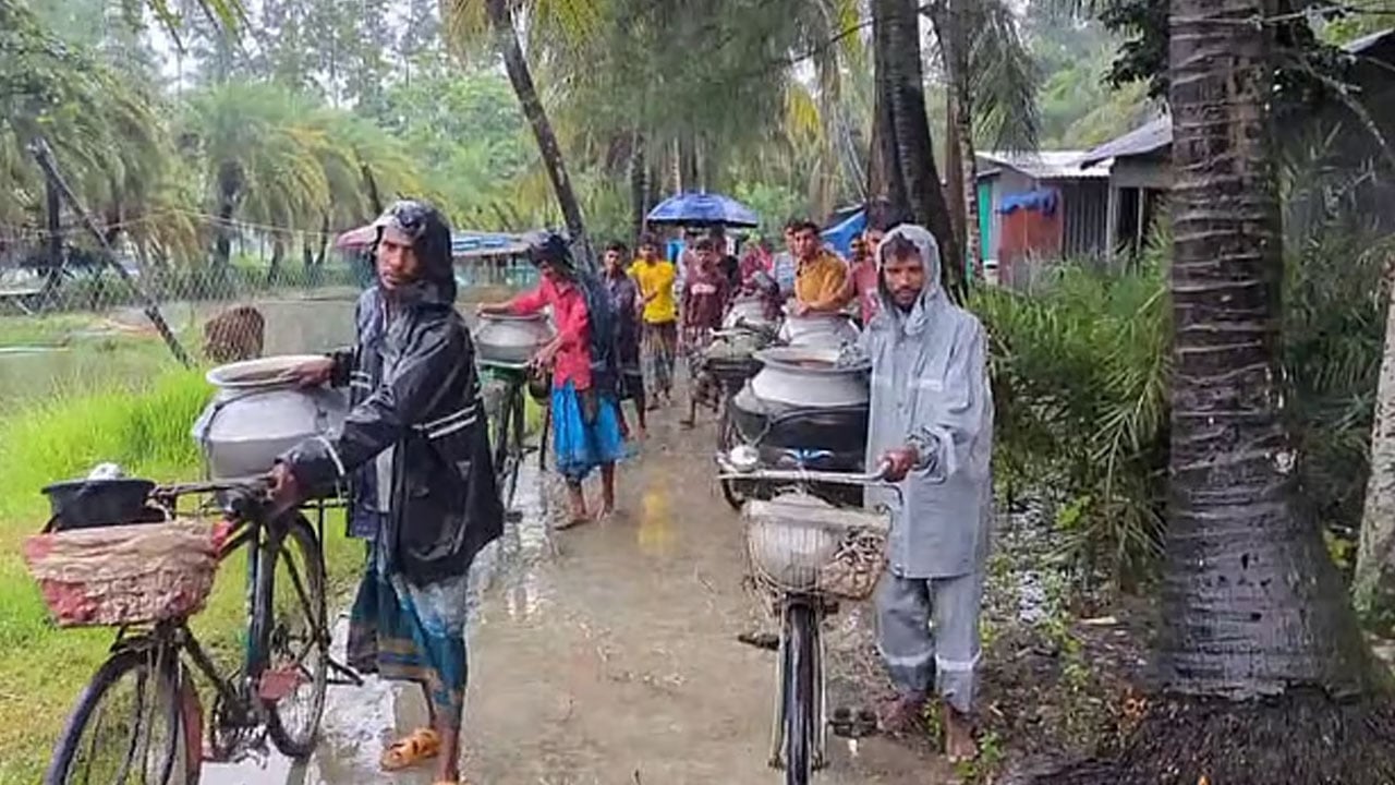 আবদুল আজিজের হ্যাচারি থেকে পোনা সংগ্রহ করেন পোনা বিক্রেতারা