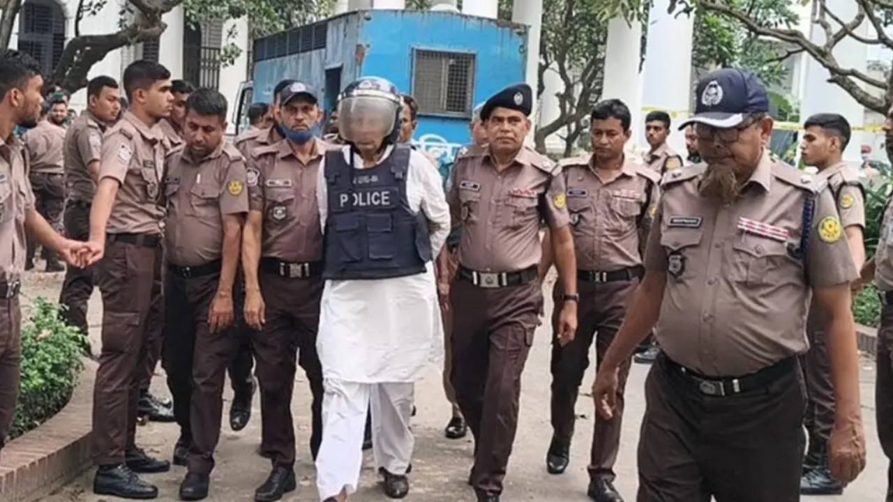 আদালত প্রাঙ্গণে হাসানুল হক ইনু