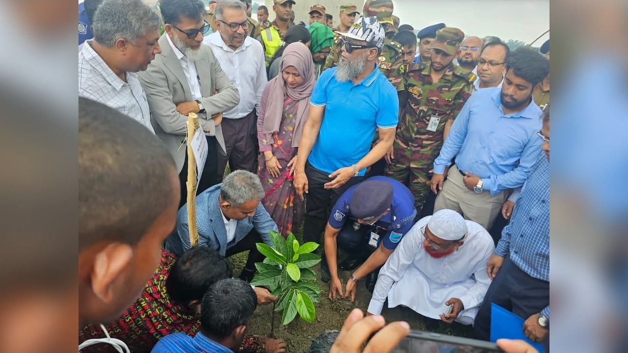 রেলওয়ের বৃক্ষরোপণ কর্মসূচি উদ্বোধন করলেন মন্ত্রী