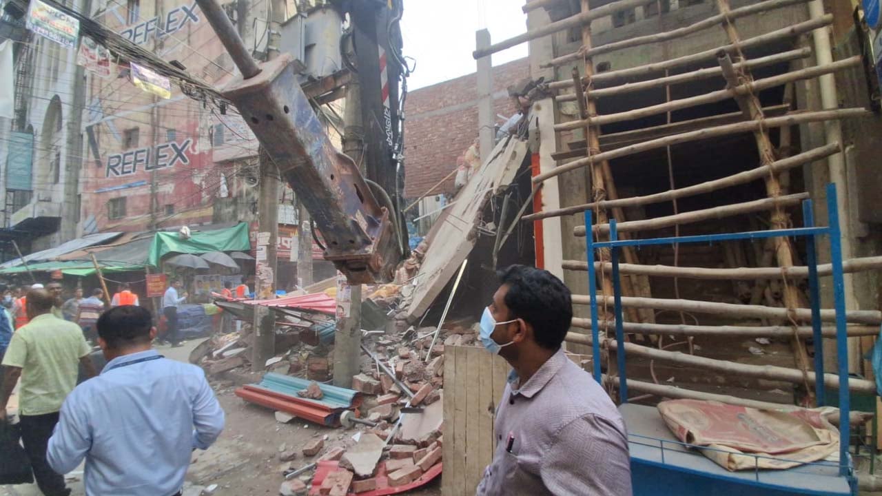 হ্যামার এক্সকেভটর ভেঙে ফেলছে ভবনের ছাদ
