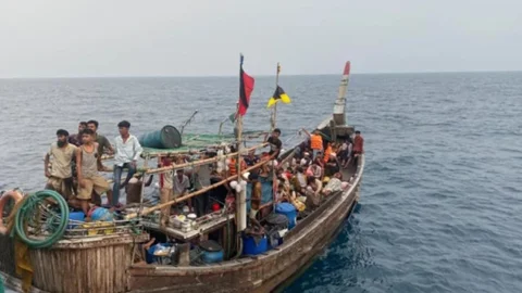 অবৈধ পথে মালয়েশিয়াগামী ট্রলার থেকে ১১ মানবপাচারকারীসহ উদ্ধার ৭৬