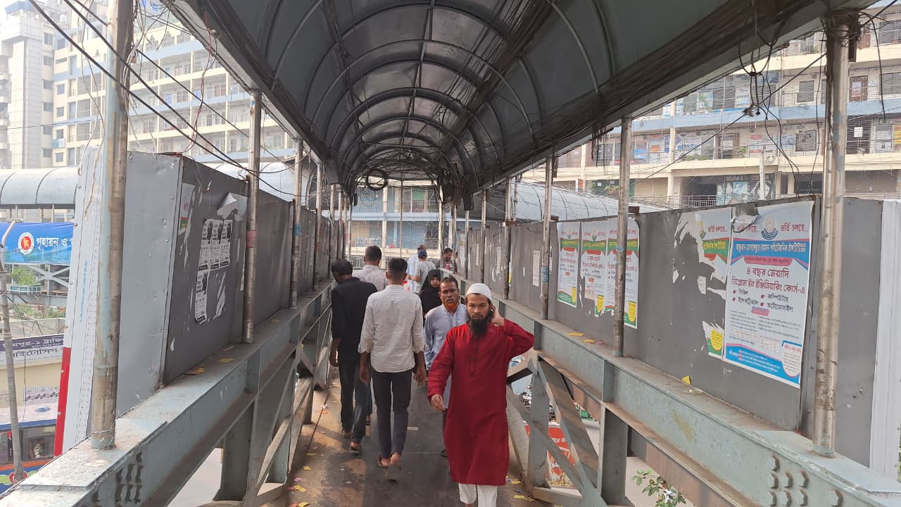 ফুটওভার ব্রিজ ব্যবহার করছেন অনেক পথচারী। ছবি: সিজেডএন টোয়েন্টিফোর