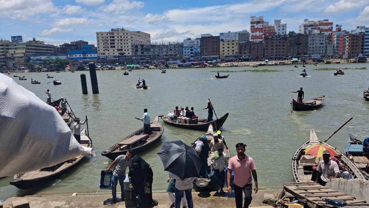 সদরঘাটে ‘ঘাট ফি’র নামে বাড়তি টাকা আদায়, ক্ষুব্ধ যাত্রী ও মাঝিরা (1)