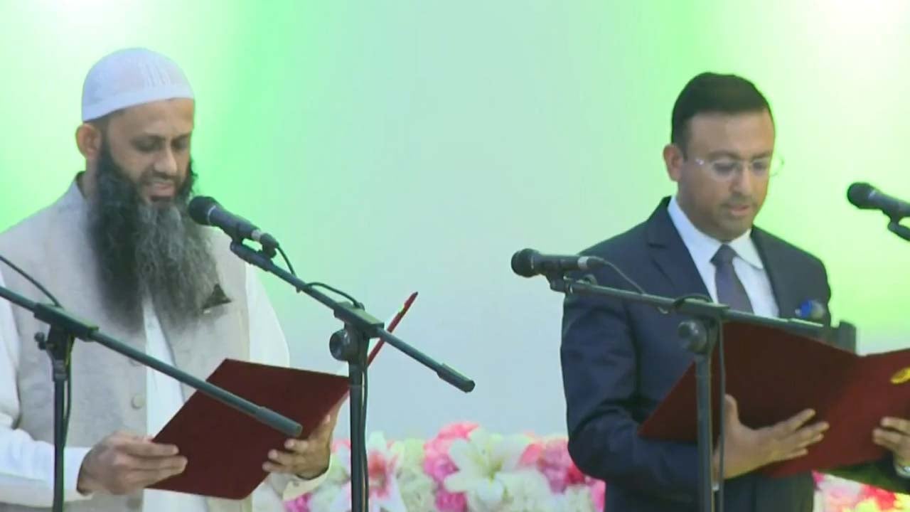 প্রতিমন্ত্রী হিসেবে শপথ নেন (বাঁ থেকে) মোহাম্মদ শামীম কায়সার লিংকন ও হুমায়ুন কবির। ছবি: ভিডিও থেকে নেওয়া