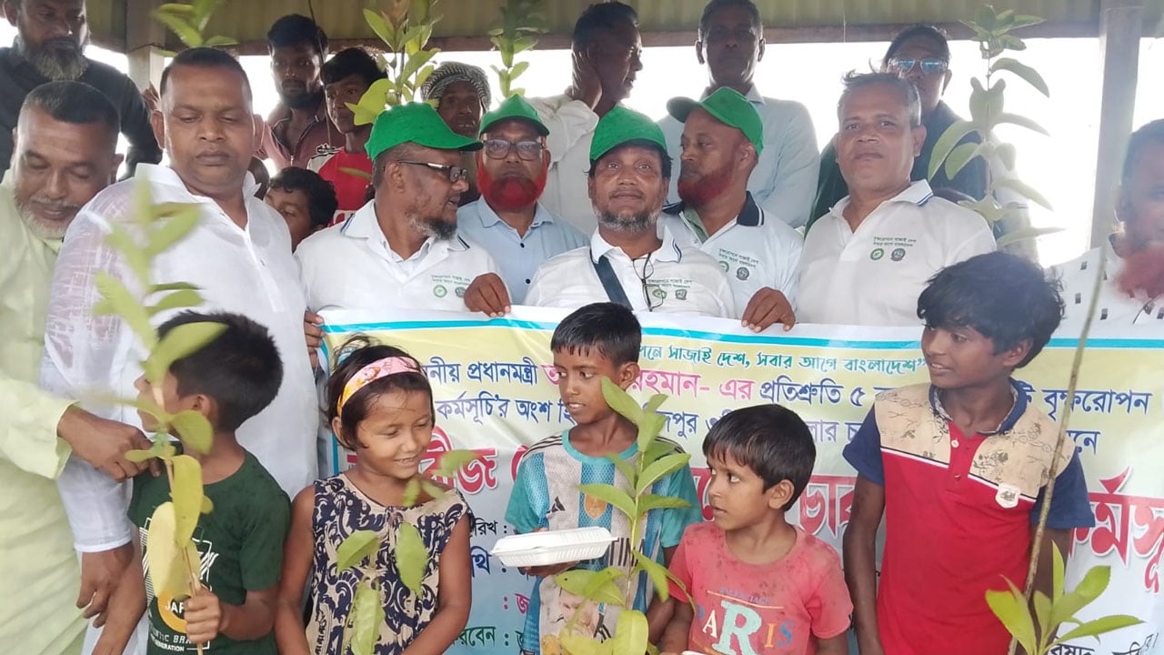 শিশুদের হাতে চারা তুলে দেন পরিবেশকর্মীরা