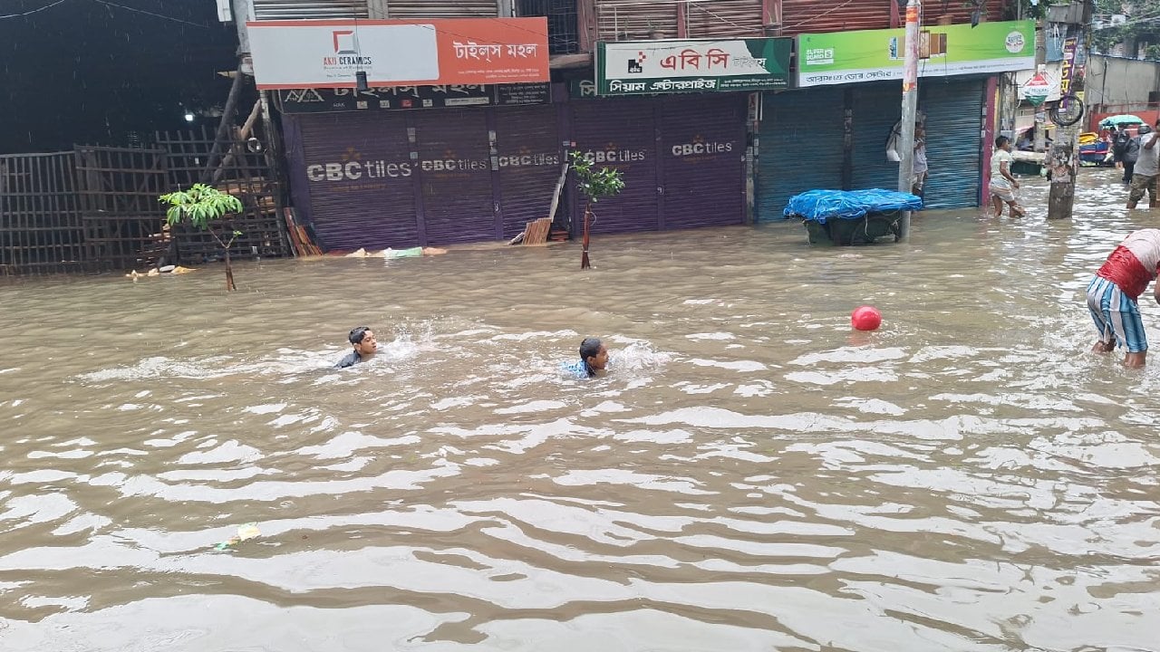 কাজীপাড়া-শেওড়াপাড়ায় হাঁটুপানি, চরম দুর্ভোগে মিরপুরবাসী ২ (1)
