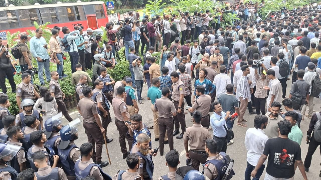 ঢাবি ক্যাম্পাসে এইচএসসি পরীক্ষার্থীদের বিক্ষোভে পুলিশের বাধা