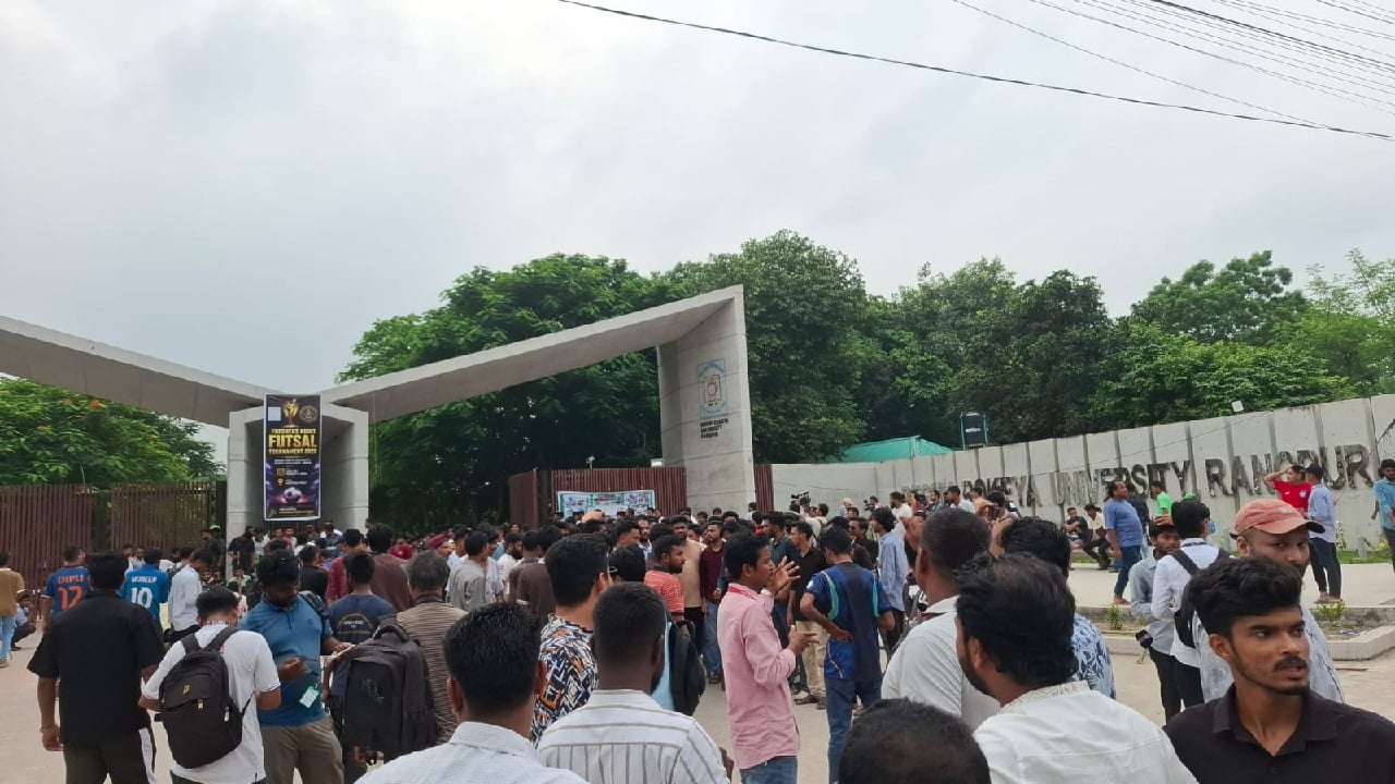 বেরোবির প্রধান ফটকে দেশীয় অস্ত্র হাতে ছাত্রদলের অবস্থান