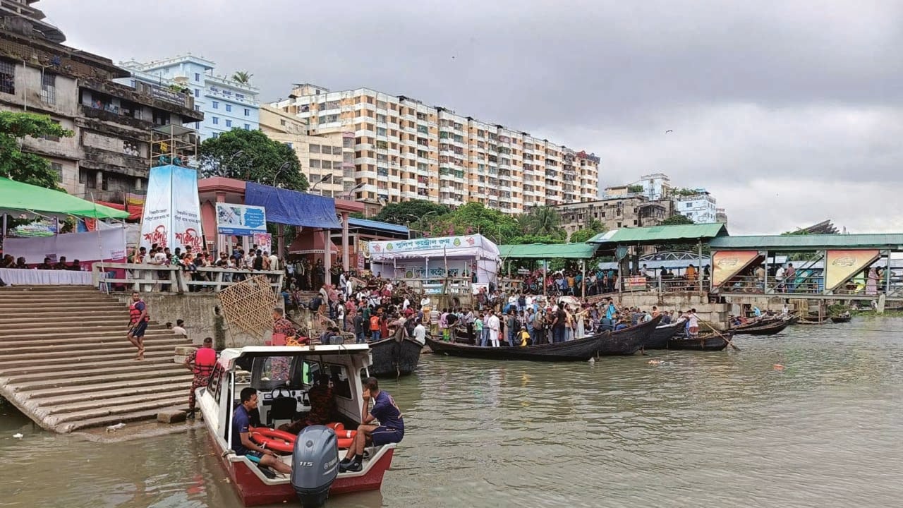 বীনা স্মৃতি স্নানঘাট দিয়ে বন্ধ মানুষ ও পণ্য পারাপার