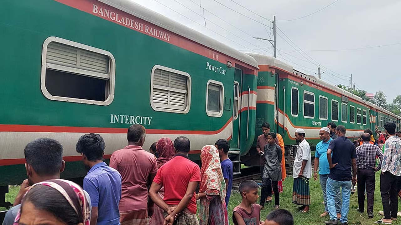 ব্রহ্মপুত্র এক্সপ্রেস উদ্ধারে আসা ‘রিলিফ ট্রেন’ও লাইনচ্যুত 1