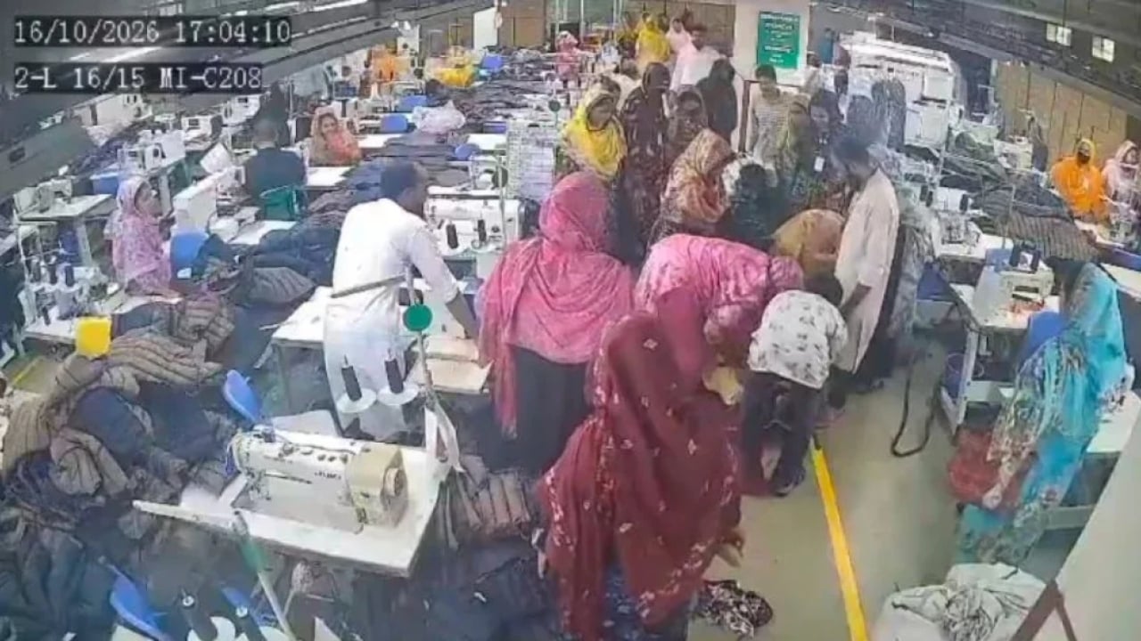 কারখানায় পোশাকশ্রমিকের মৃত্যু, সিসিটিভিতে কর্মকর্তার চড়াও হওয়ার দৃশ্য