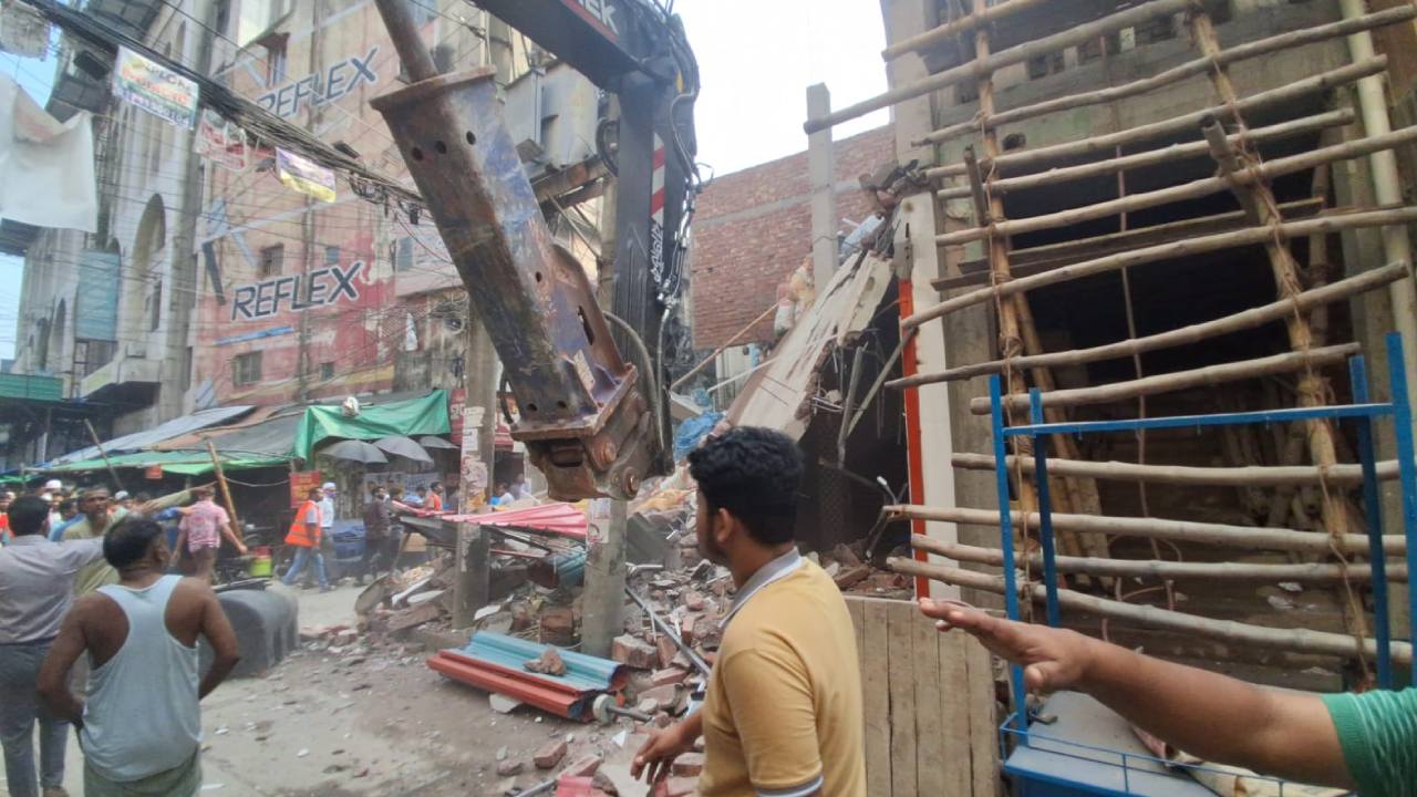 মতিঝিল-ফকিরাপুলে নকশাবহির্ভূত স্থাপনা ভেঙে দিলো রাজউক