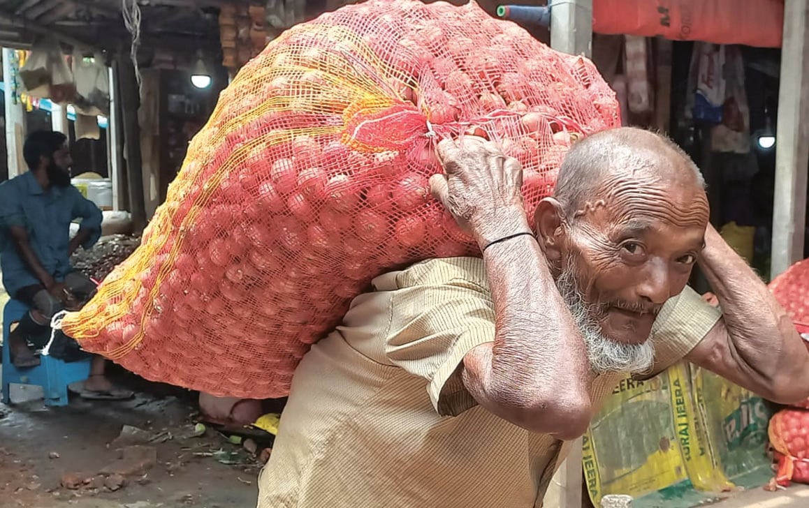 ৯০ বছরেও সংসারের ঘানি টানছেন আজিজুল হক