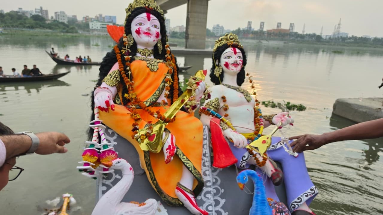 নদীতে দেবী দুর্গার প্রতিমা বিসর্জন দিচ্ছেন ভক্তরা। এর মধ্য দিয়ে শেষ হচ্ছে শারদীয় দুর্গোৎসবের আনুষ্ঠানিকতা। ছবি: সিজেডএন টোয়েন্টিফোর