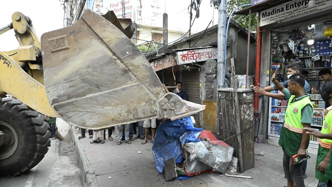 ফুটপাতে অবৈধ দোকান বুলডোজার দিয়ে উচ্ছেদ করা হয়