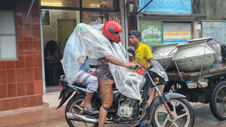 লঘুচাপের প্রভাবে সাতক্ষীরা উপকূলে বৃষ্টি, ৩ নম্বর সতর্ক সংকেত