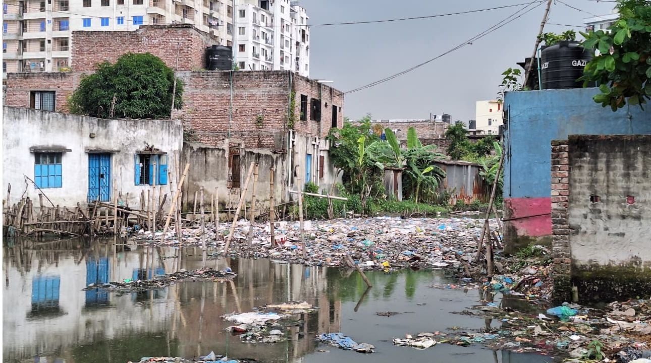 চোখের সামনে বিলের মতো খাল সরু নালা হয়ে গেল