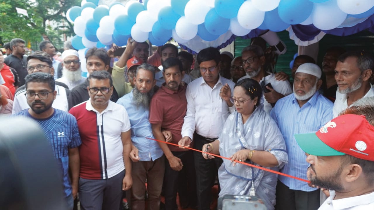 বরিশালে ক্ষুদ্র ব্যবসায়ীদের ‘আপন ঠিকানা মার্কেট’ উদ্বোধন