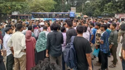 যুব উন্নয়নের পরীক্ষা স্থগিতের ঘটনায় নীলক্ষেতে অবরোধ