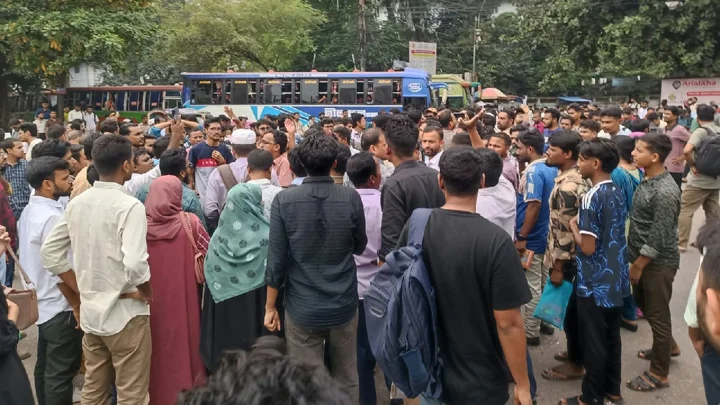 যুব উন্নয়নের পরীক্ষা স্থগিতের ঘটনায় নীলক্ষেতে অবরোধ