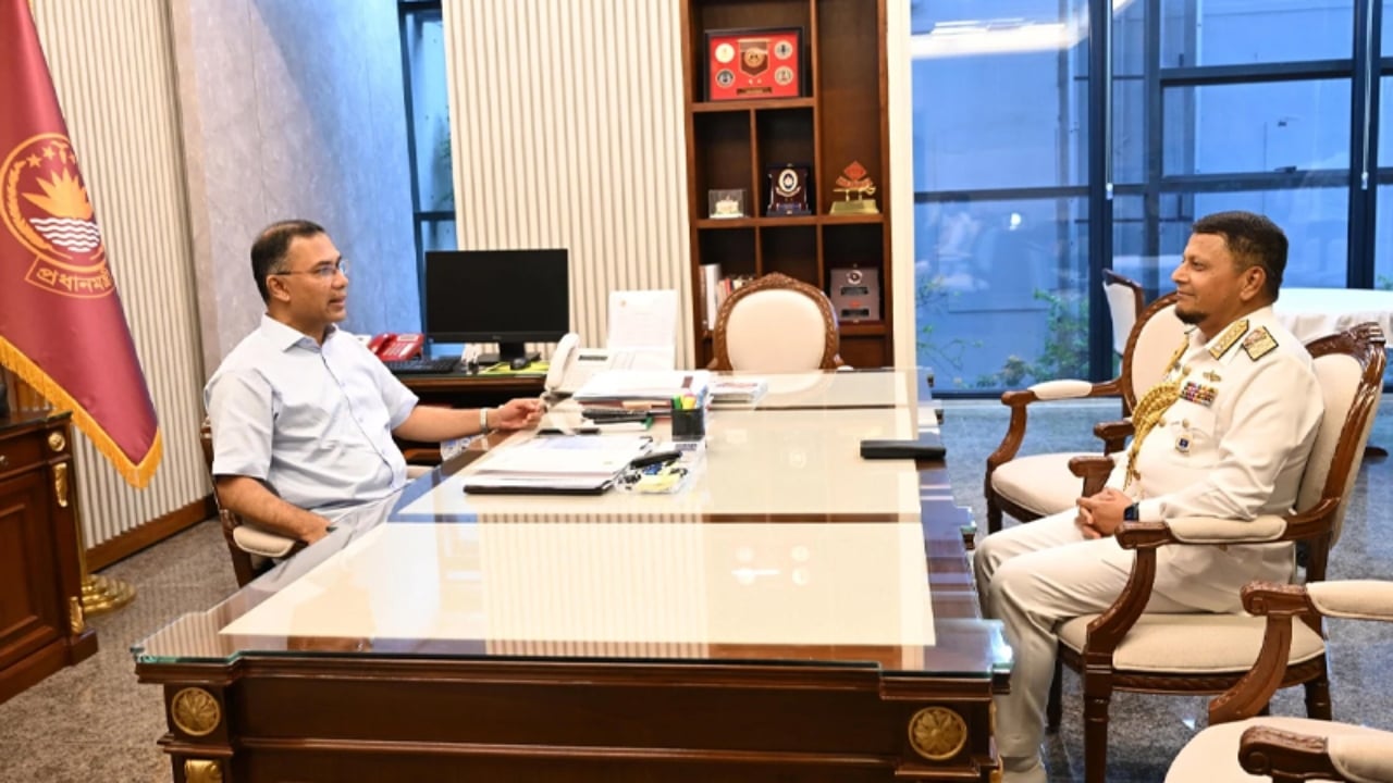 প্রধানমন্ত্রীর সঙ্গে বিদায়ী নৌবাহিনী প্রধানের সাক্ষাৎ