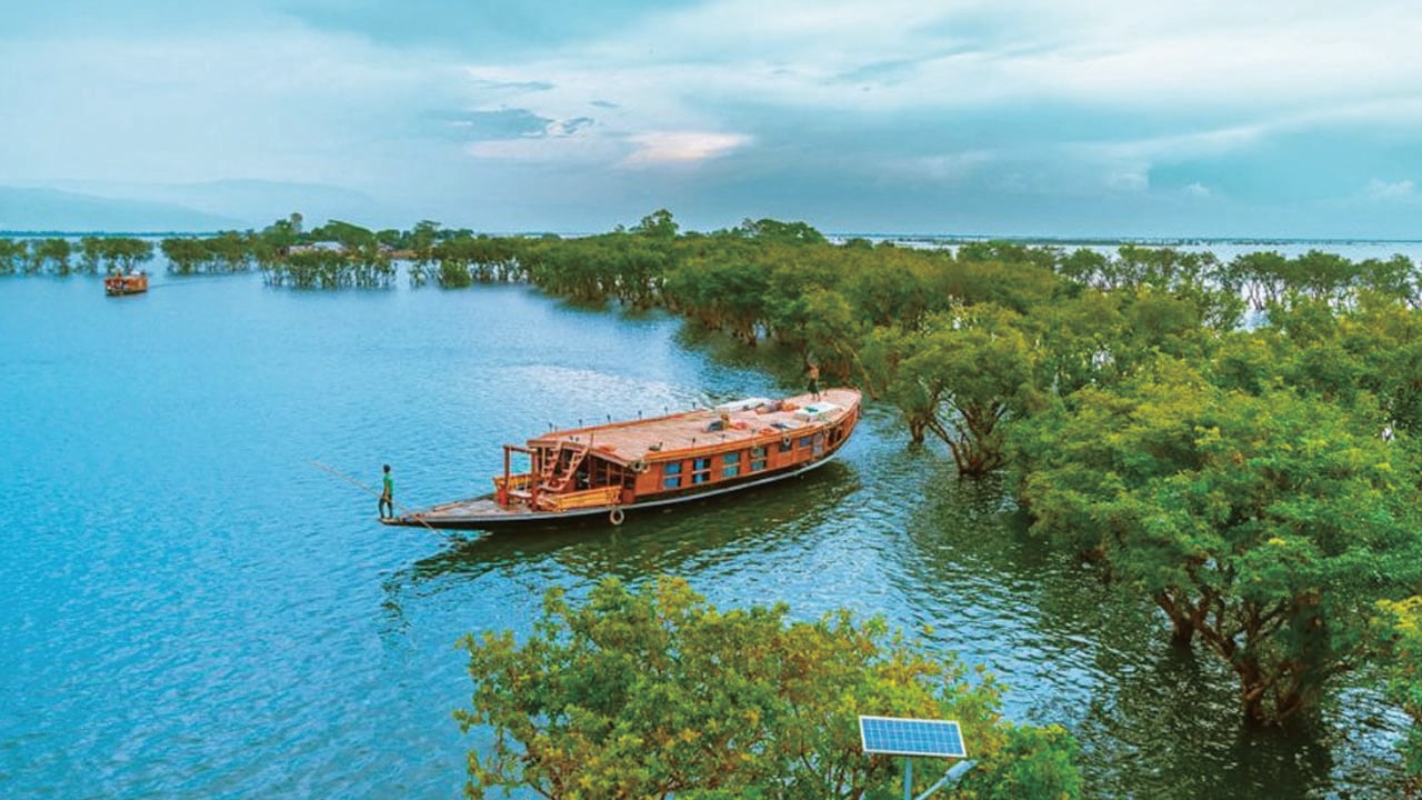 হাওরে উচ্চ শব্দে গানবাজনা, ৬ নৌকার মালিককে জরিমানা