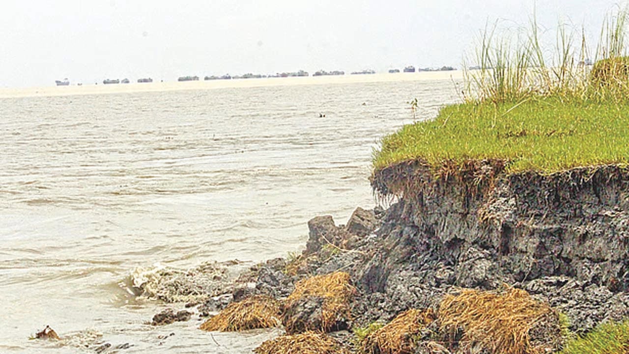 অবাধে বালু উত্তোলনে বিলীন হচ্ছে চর