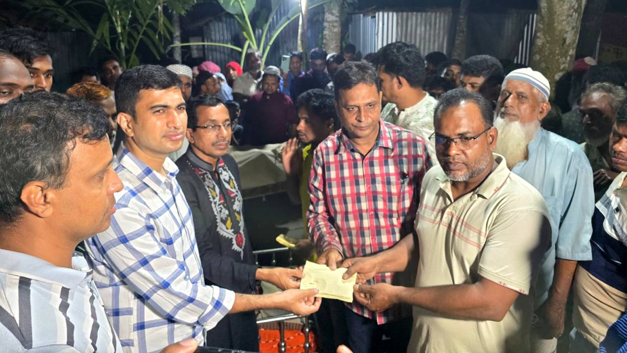 পাবনায় বজ্রপাতে হতাহতদের পরিবারকে আর্থিক অনুদান দিলো প্রশাসন