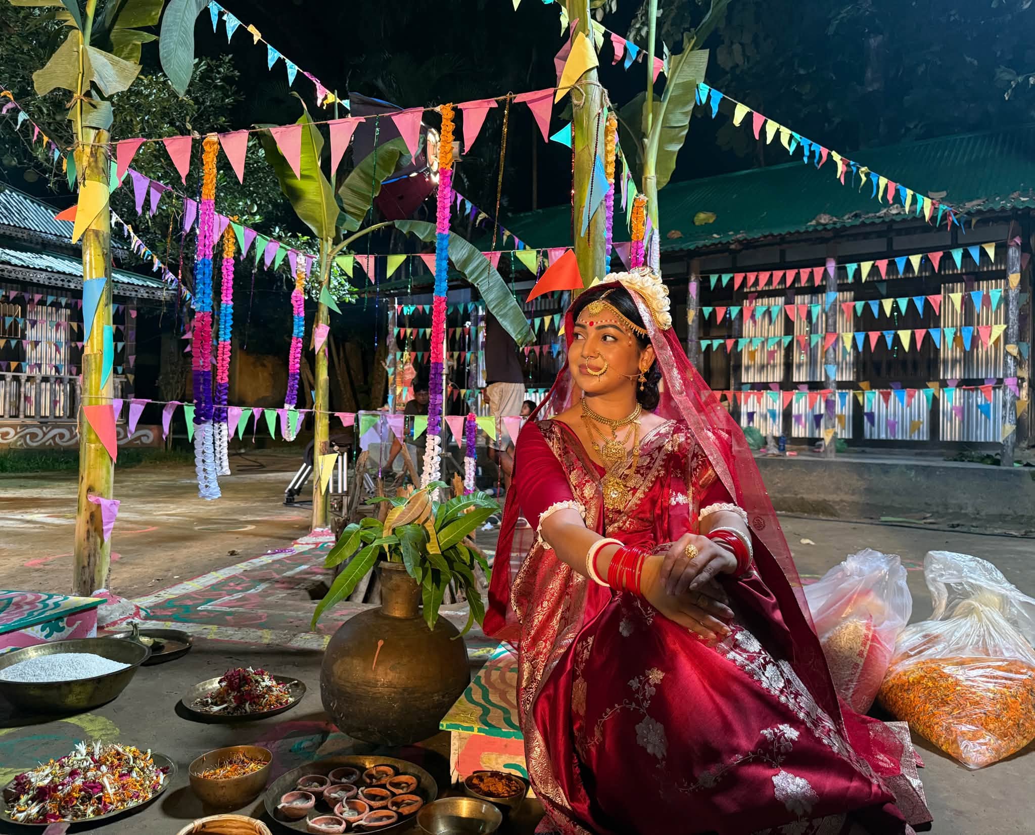 বেনারসি শাড়ি পরে বিয়ের আসনে প্রভা