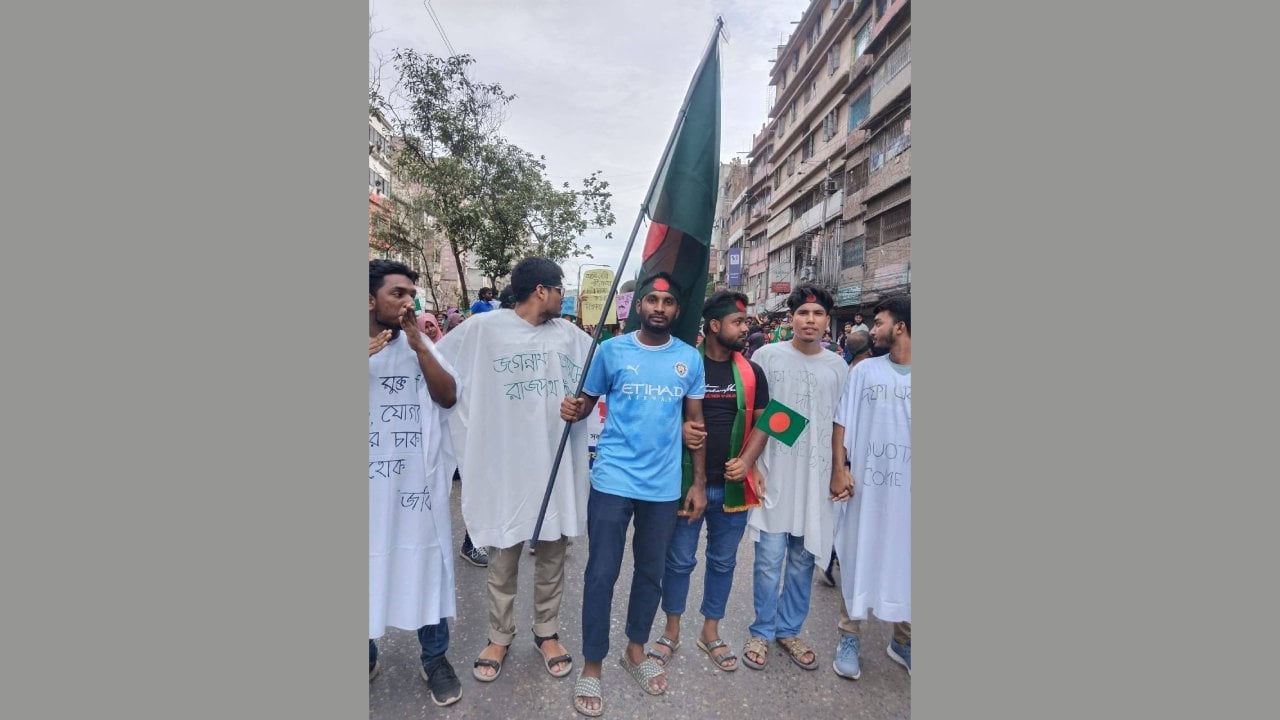জুলাই বিপ্লবে সম্মুখ সারির যোদ্ধা দেশের আমজনতা