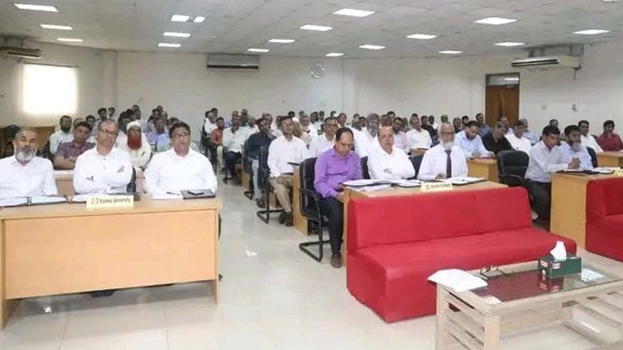ইউজিসি অডিটোরিয়ামে আয়োজিত ‘পাবলিক বিশ্ববিদ্যালয়সমূহের বাজেট প্রণয়ন ও বাস্তবায়ন’ শীর্ষক দিনব্যাপী কর্মশালায় অতিথিরা