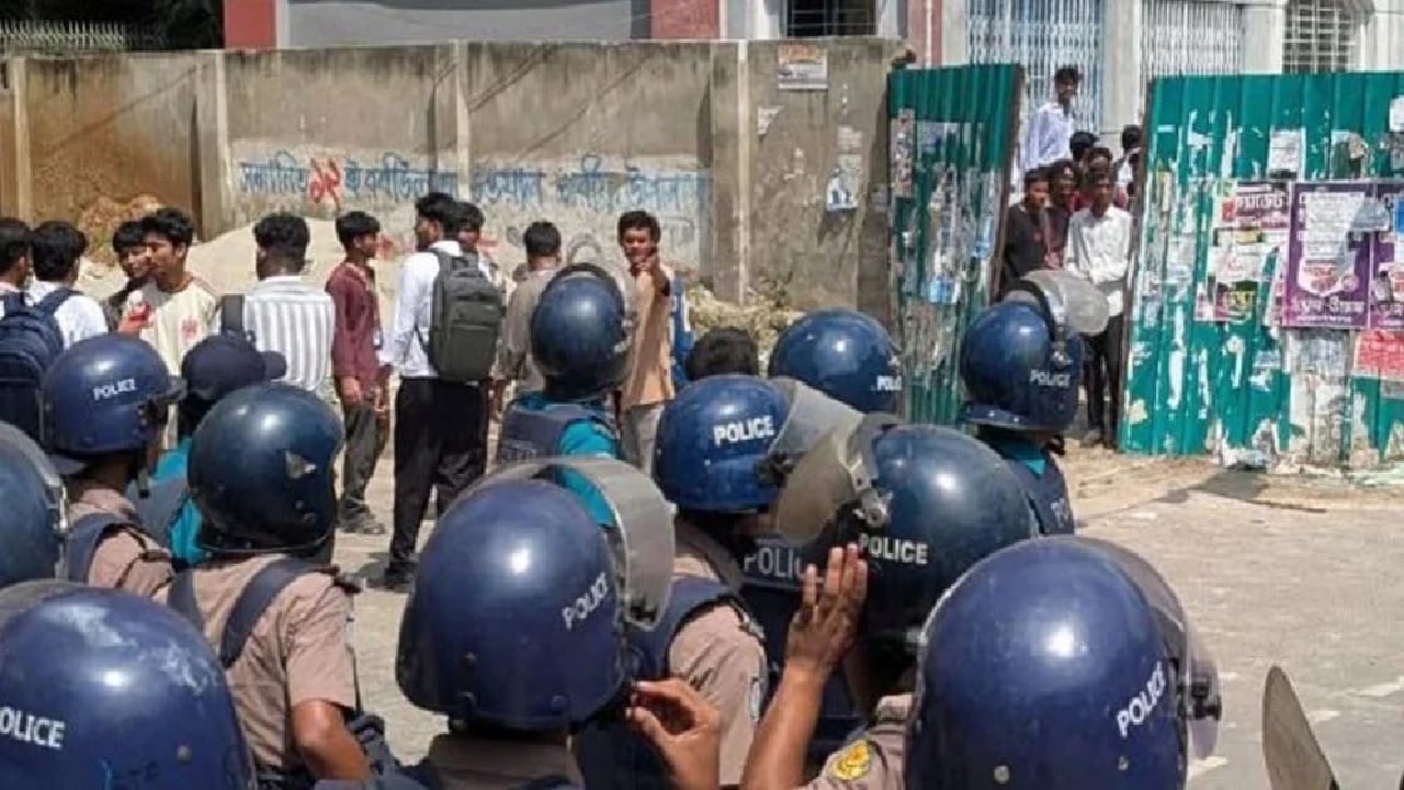 সায়েন্স ল্যাব এলাকায় শিক্ষার্থীদের সংঘর্ষ নিয়ন্ত্রণে অ্যাকশনে যায় পুলিশ