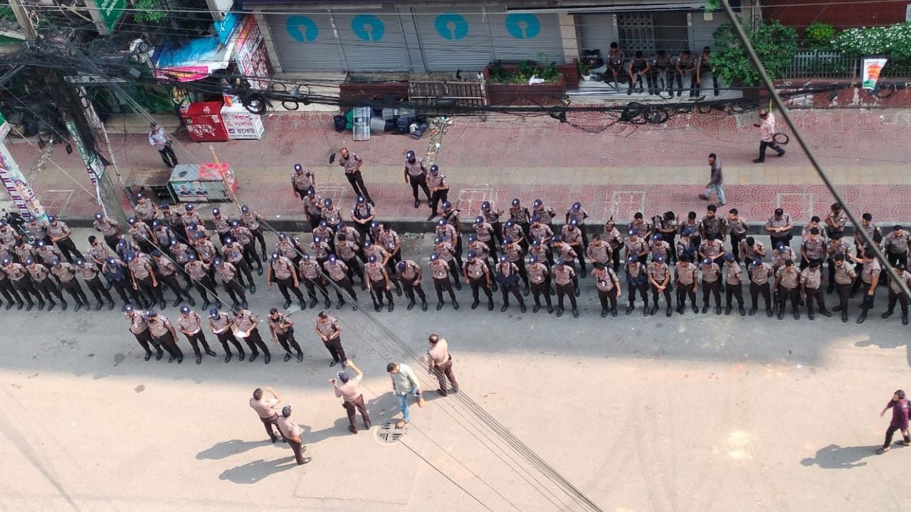 দ্বিতীয় দিনের মতো থমথমে পরিবেশ ইসলামী ব্যাংকের সামনে