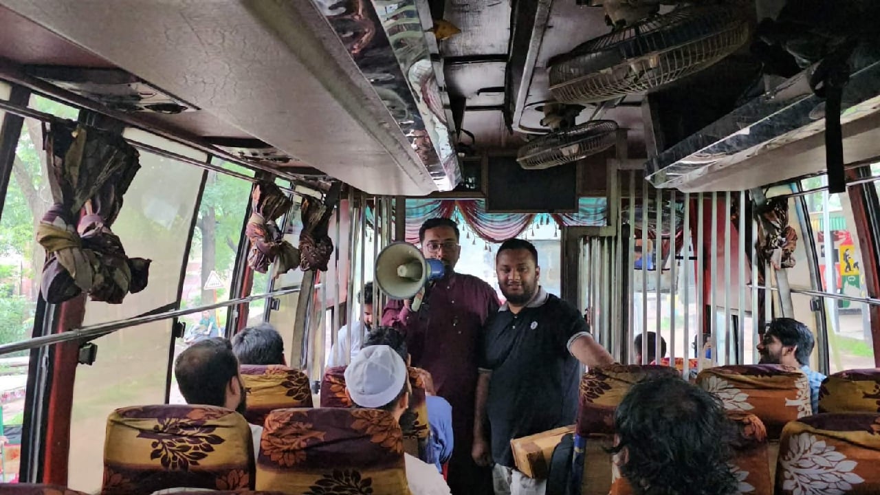 বাড়িফেরা শিক্ষার্থীদের উদ্দেশ্যে দিকনির্দেশনামূলক বক্তব্য রাখছেন জাকসুর জিএস মাজহারুল ইসলাম ও এজিএস ফেরদৌস আল হাসান ফাহিম।