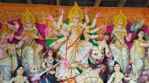 ৩৫ হাজার মুক্তায় সেজেছে দুর্গা, দেখতে দর্শনার্থীর ভিড়