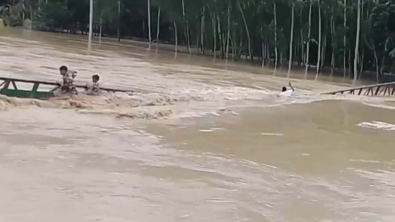 শেরপুরে পাহাড়ি ঢলে ভেসে গেল ব্রিজ