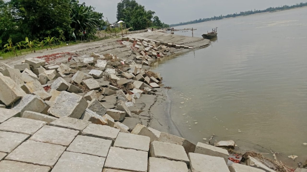 ৮ কোটি টাকার চলমান তীর রক্ষা প্রকল্পে ধস, আতঙ্কে নদীপাড়ের মানুষ