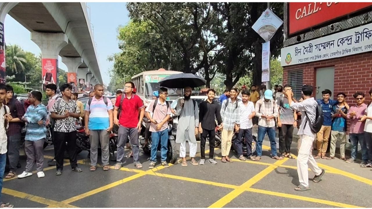 রাজধানীর পুরোনো বাণিজ্য মেলার মাঠে সচিবালয় স্থানান্তরের সিদ্ধান্তের প্রতিবাদে শেরেবাংলা কৃষি বিশ্ববিদ্যালয়ের শিক্ষার্থীদের সড়ক অবরোধ কর্মসূচি। ছবি: সিটিজেন জার্নাল টোয়েন্টিফোর
